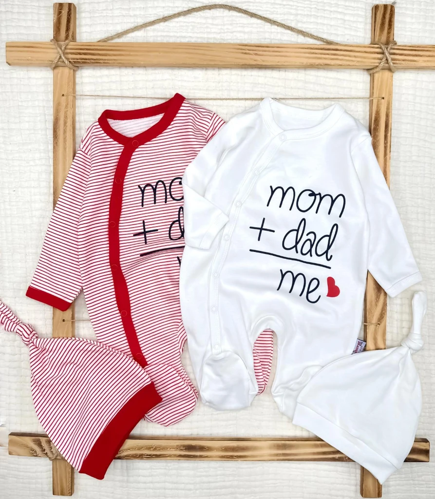 Dad+Mom=Me Baskılı Şapkalı 2'li Set Tulum - KIRMIZI